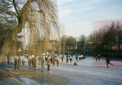 808819 Gezicht op de bevroren Leidsche Rijn te Utrecht, ter hoogte van het Park Oog in Al, met enkele schaatsers.
